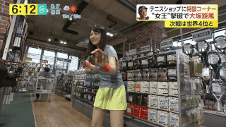 女子アナ パンチラGIF画像！エロいデルタゾーンからお宝パンツ♡奇跡的なハプニングが抜けるぜ!!020