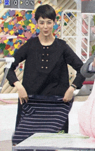 女子アナ パンチラGIF画像！エロいデルタゾーンからお宝パンツ♡奇跡的なハプニングが抜けるぜ!!021