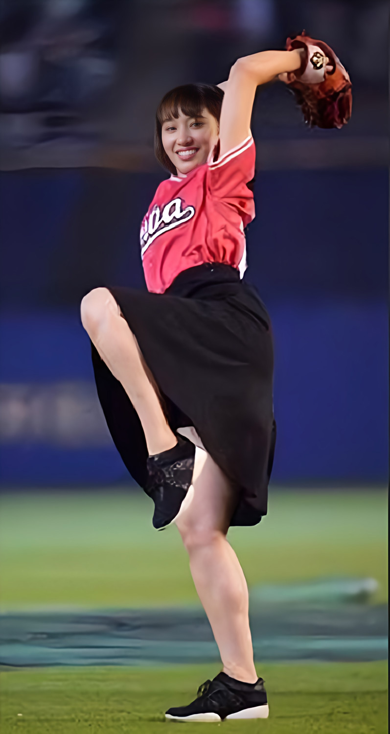 岡田サリオ パンチラがエロいI字開脚始球式!見えてもいいパンツだと分かっても興奮しちゃうぜ(*゜∀゜)=3002