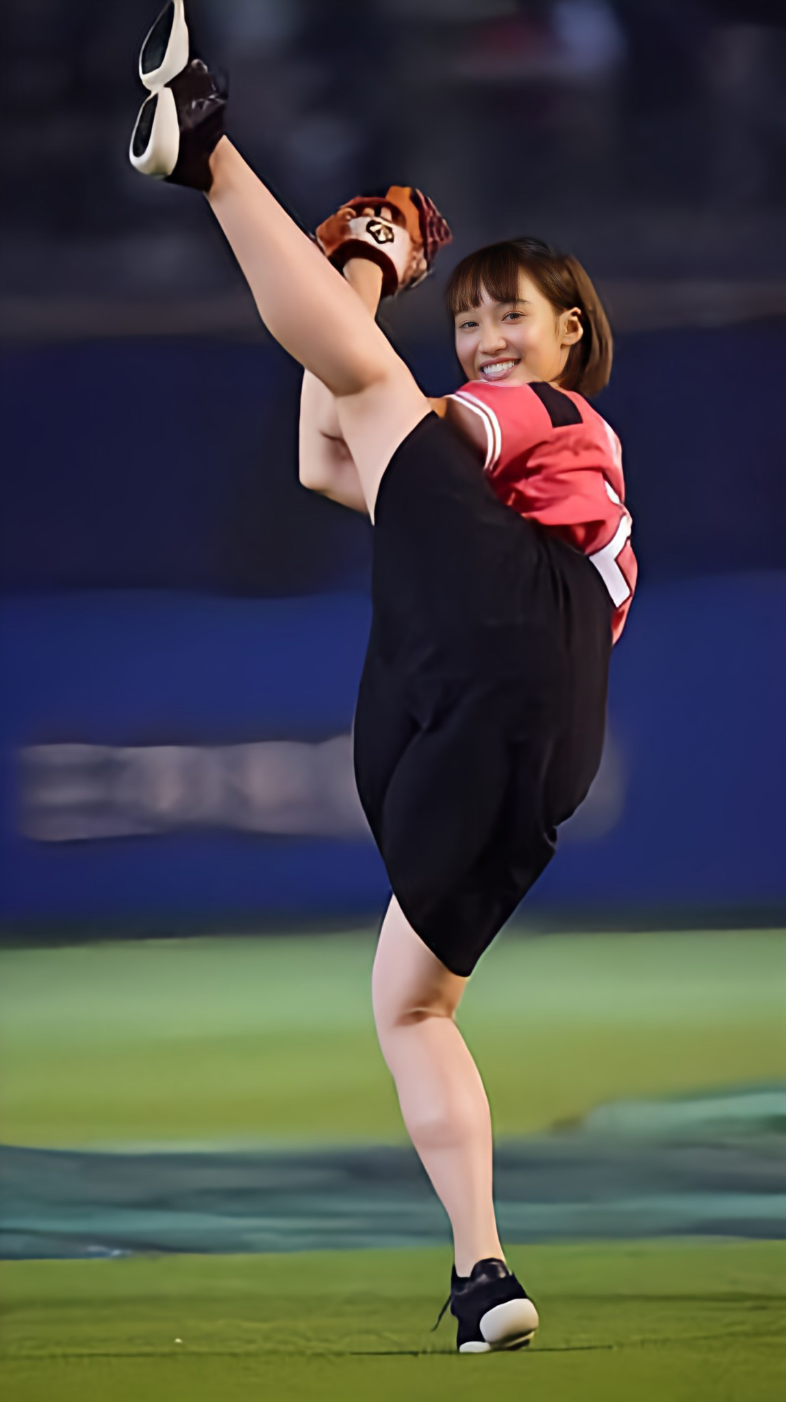 岡田サリオ パンチラがエロいI字開脚始球式!見えてもいいパンツだと分かっても興奮しちゃうぜ(*゜∀゜)=3003