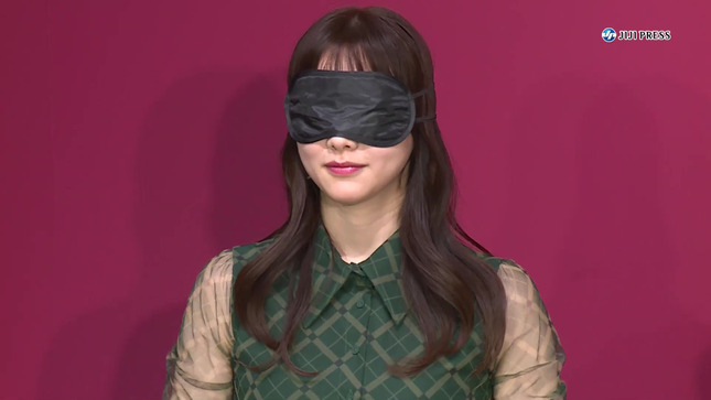 森香澄アナの目隠しレポートがセクシーな画像 お肉の食べ比べ編010枚目