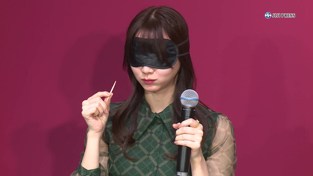 森香澄アナの目隠しレポートがセクシーな画像 お肉の食べ比べ編013枚目