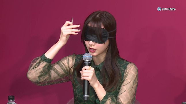 森香澄アナの目隠しレポートがセクシーな画像 お肉の食べ比べ編017枚目