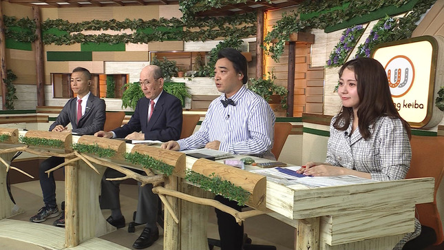 冨田有紀アナの食込むパン線がセクシーな画像 坂路調教施設編002枚目