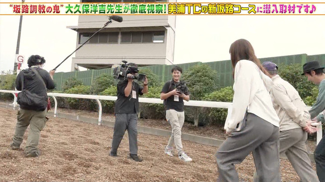 冨田有紀アナの食込むパン線がセクシーな画像 坂路調教施設編012枚目