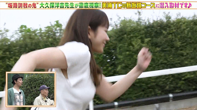 冨田有紀アナの食込むパン線がセクシーな画像 坂路調教施設編017枚目