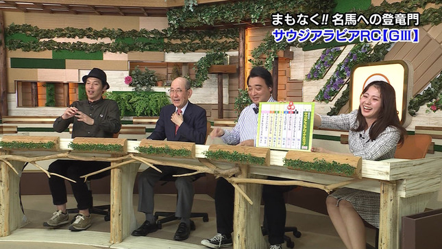 冨田有紀アナの食込むパン線がセクシーな画像 坂路調教施設編021枚目