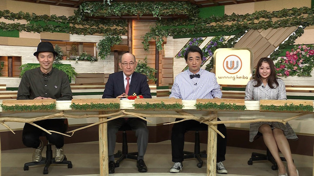 冨田有紀アナの食込むパン線がセクシーな画像 坂路調教施設編022枚目