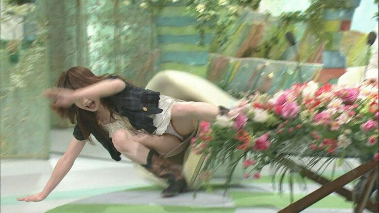 芸能人パンチラ動画像804枚!お宝パンツに太ももエッチなTゾーン♡女子アナ・女優のパン線 お尻がエロくて抜ける!!757枚目