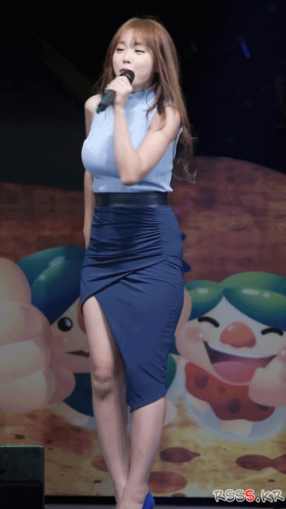芸能人 パンチラGIF画像!テレビやライブのお宝パンツがエロいっす♡貴重な瞬間をまとめてみたぜ!!008