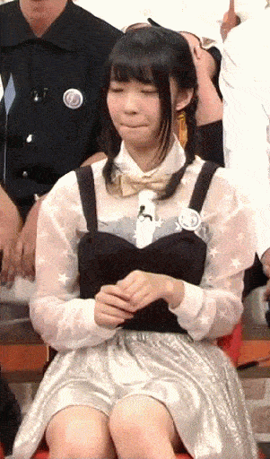 芸能人 パンチラGIF画像!テレビやライブのお宝パンツがエロいっす♡貴重な瞬間をまとめてみたぜ!!025