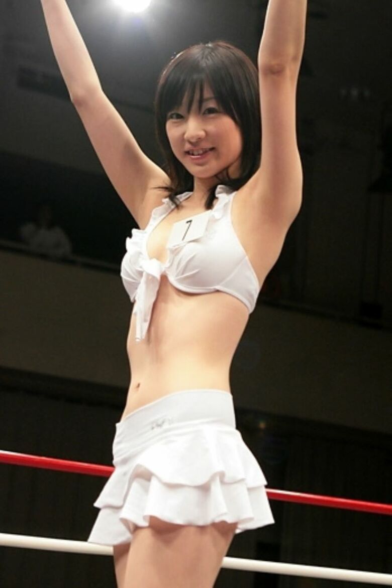 ラウンドガール エロ画像！食い込みパンツに美乳おっぱい♡性的に見ることしかできません(´д｀)ｼｺｼｺｵ031