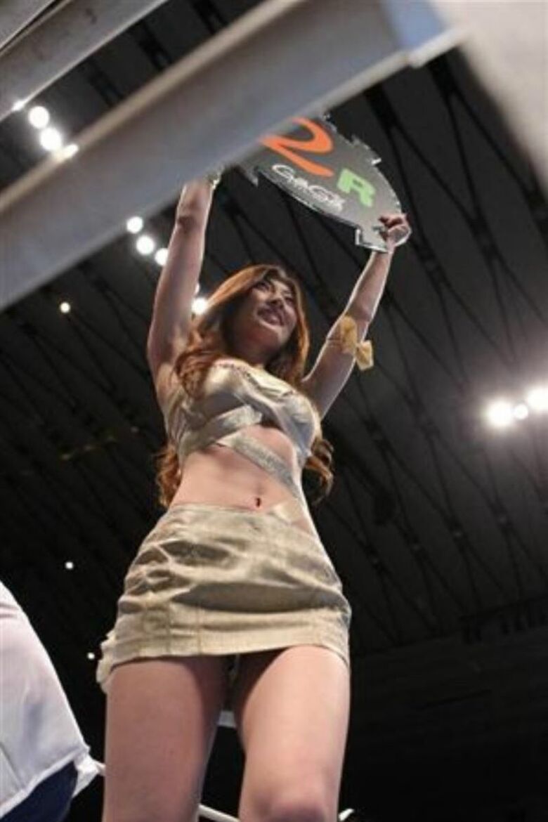 ラウンドガール エロ画像！食い込みパンツに美乳おっぱい♡性的に見ることしかできません(´д｀)ｼｺｼｺｵ035