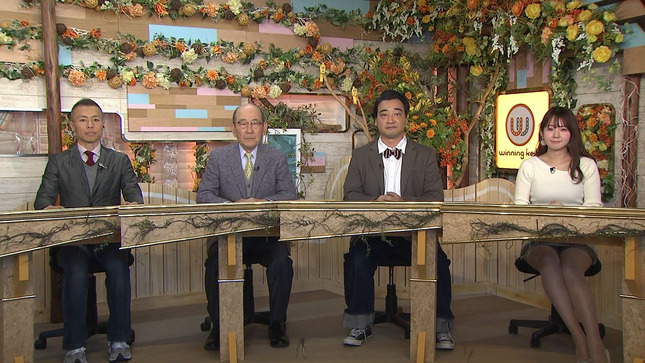 冨田有紀アナのパンチラがエッチなウイニング競馬お宝エロ画像28枚001枚目