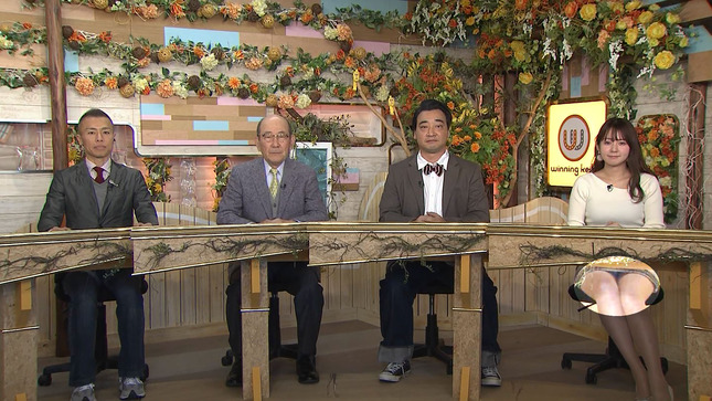 冨田有紀アナのパンチラがエッチなウイニング競馬お宝エロ画像28枚027枚目