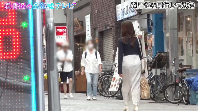 森香澄アナのパンチラを狙ったようなしゃがみローアングル撮影がエロい♡【森香澄の全部嘘テレビ】016枚目