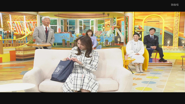 山形純菜アナのスリットスカートの奥から一瞬だけ黒そうなパンチラが…(゚Д゚)004