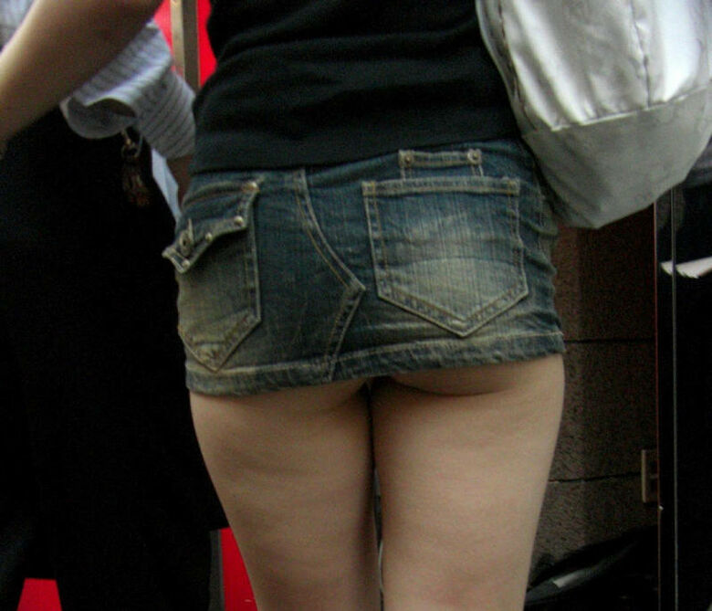 ハミ尻 盗撮画像！ケツから見えてるパンツ♡パンチラしてるよりもエロいんじゃね？？003