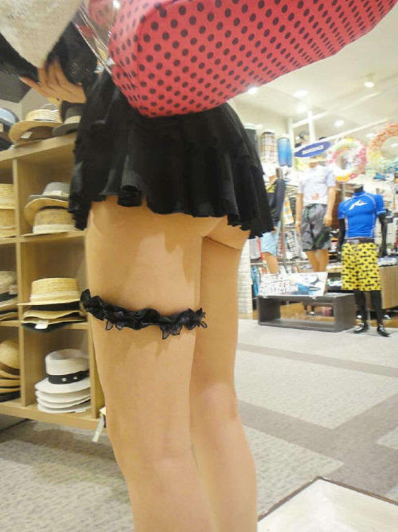 ハミ尻 盗撮画像！ケツから見えてるパンツ♡パンチラしてるよりもエロいんじゃね？？006