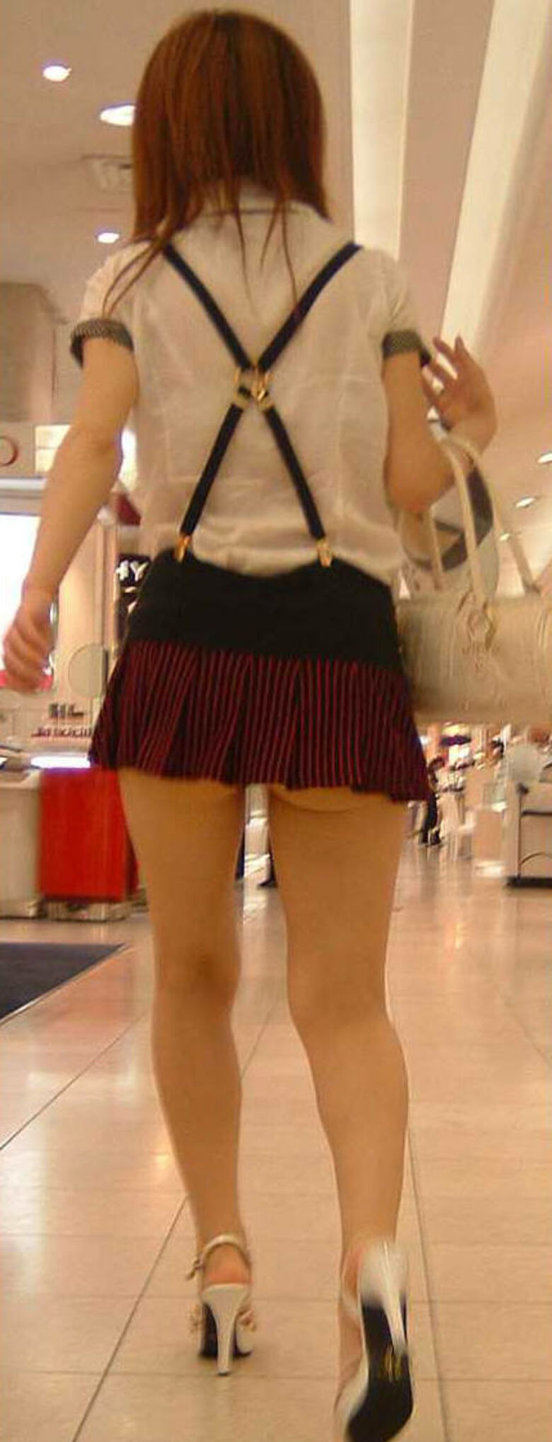ハミ尻 盗撮画像！ケツから見えてるパンツ♡パンチラしてるよりもエロいんじゃね？？017
