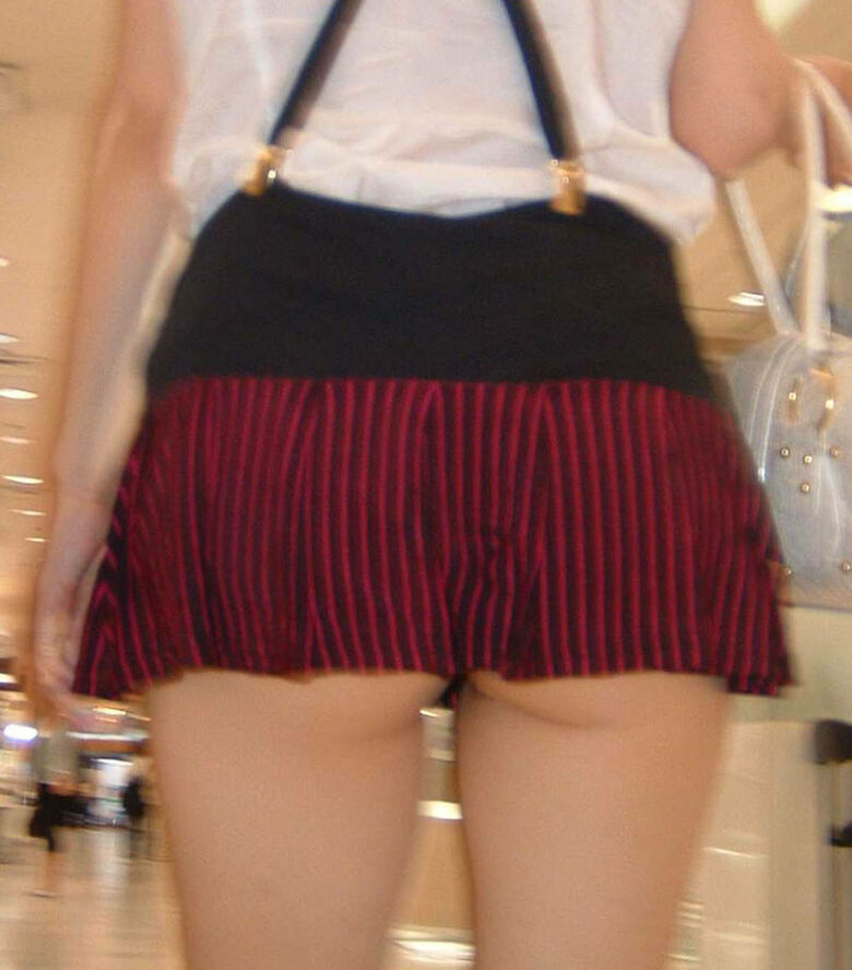 ハミ尻 盗撮画像！ケツから見えてるパンツ♡パンチラしてるよりもエロいんじゃね？？018