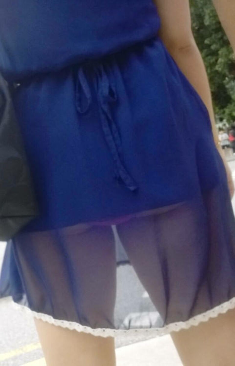 ハミ尻 盗撮画像！ケツから見えてるパンツ♡パンチラしてるよりもエロいんじゃね？？025