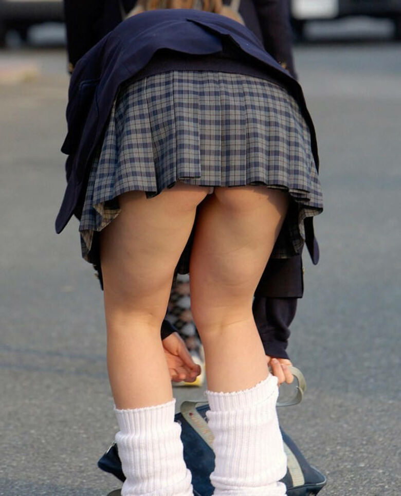 ハミ尻 盗撮画像！ケツから見えてるパンツ♡パンチラしてるよりもエロいんじゃね？？029