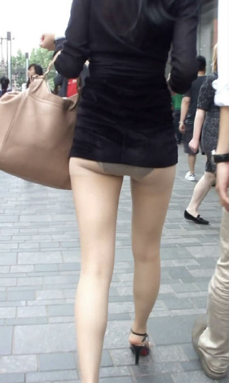 ハミ尻 盗撮画像！ケツから見えてるパンツ♡パンチラしてるよりもエロいんじゃね？？035