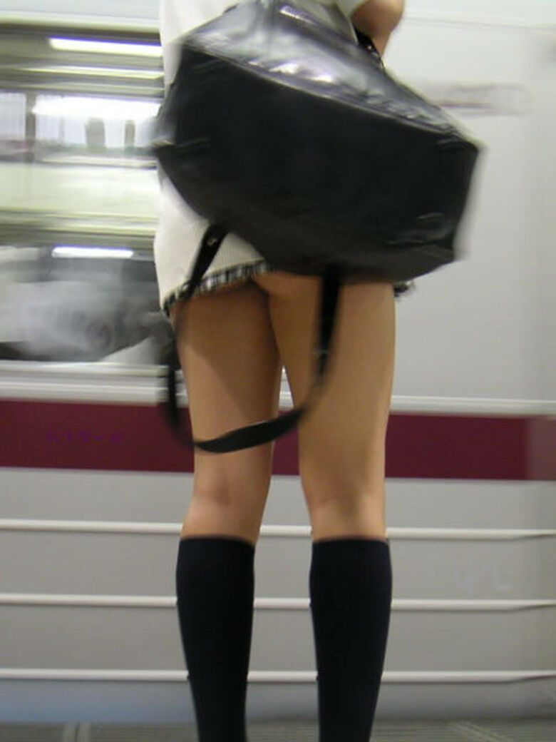 ハミ尻 盗撮画像！ケツから見えてるパンツ♡パンチラしてるよりもエロいんじゃね？？036