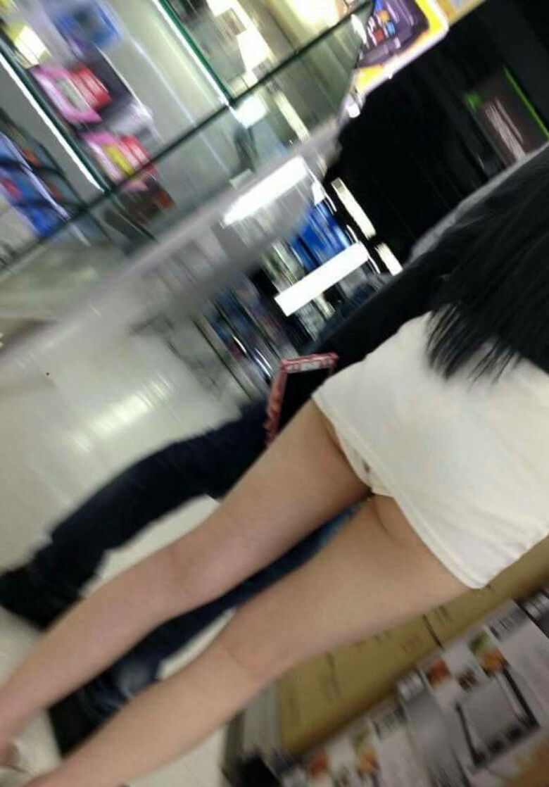ハミ尻 盗撮画像！ケツから見えてるパンツ♡パンチラしてるよりもエロいんじゃね？？043