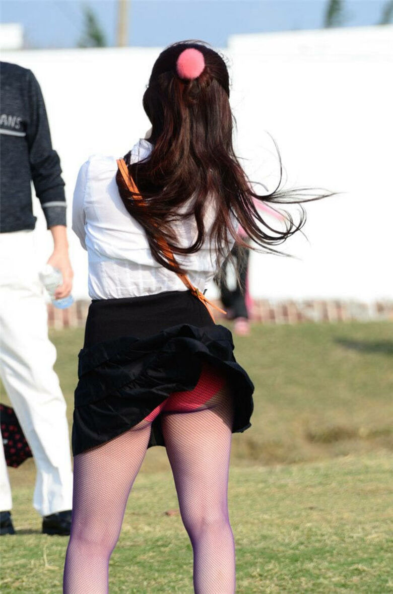 ハミ尻 盗撮画像！ケツから見えてるパンツ♡パンチラしてるよりもエロいんじゃね？？046