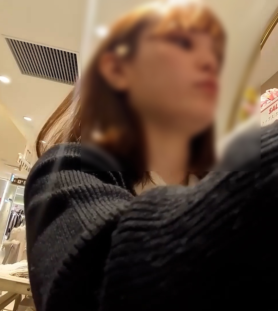 【試着室逆さ盗撮】23歳童貞殺し店員の薄緑パンティがマン肉包み込んでエロすぎだぜ!001