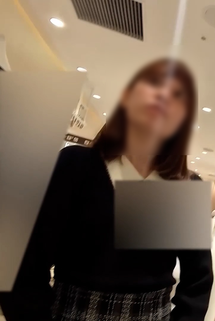 【試着室逆さ盗撮】23歳童貞殺し店員の薄緑パンティがマン肉包み込んでエロすぎだぜ!002