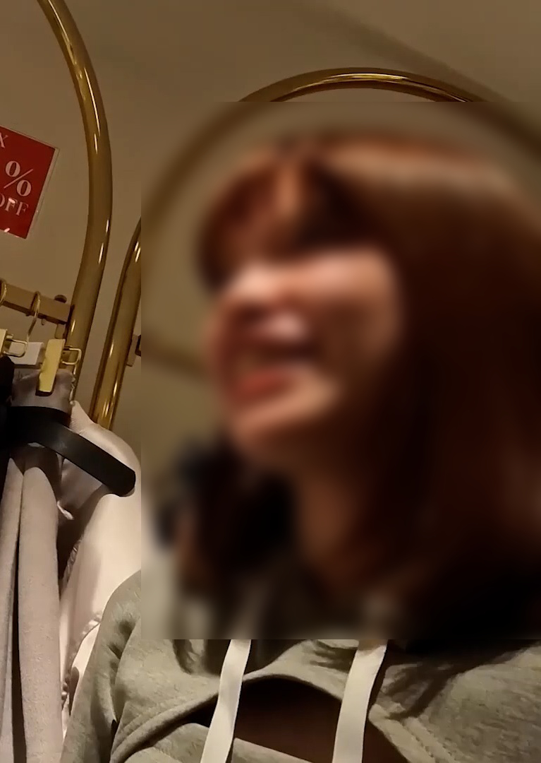 【試着室逆さ盗撮】23歳童貞殺し店員の薄緑パンティがマン肉包み込んでエロすぎだぜ!003