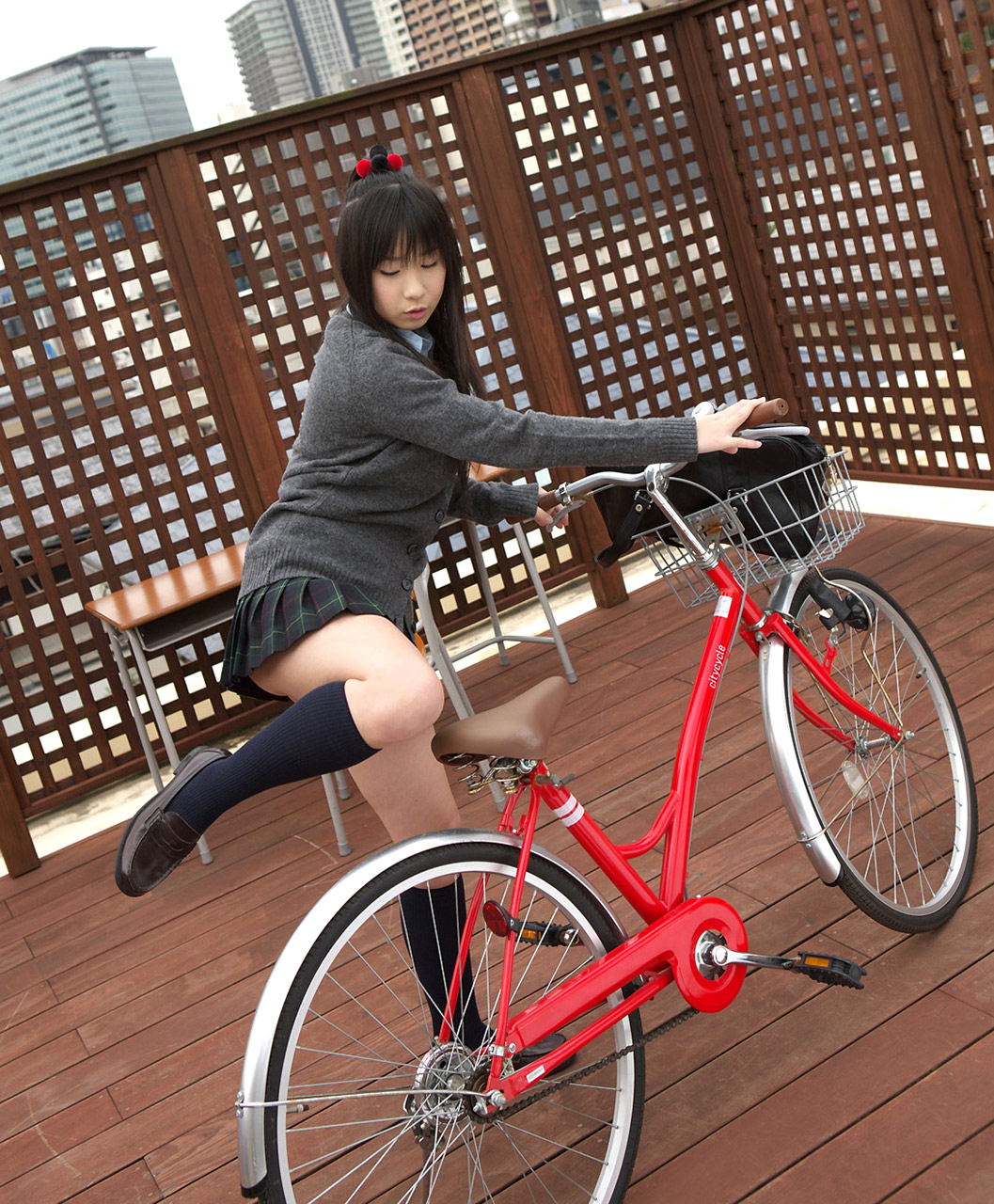 桐山瑠衣のJK風自転車パンチラと制服パンチラ画像004