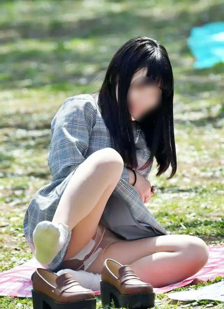公園 パンチラ盗撮画像!座ったときに見えるパンツがエロいぜ!!014