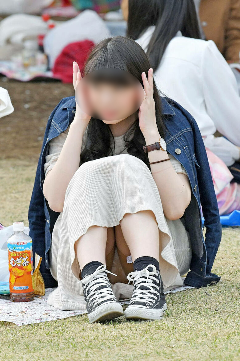 公園 パンチラ盗撮画像!座ったときに見えるパンツがエロいぜ!!028