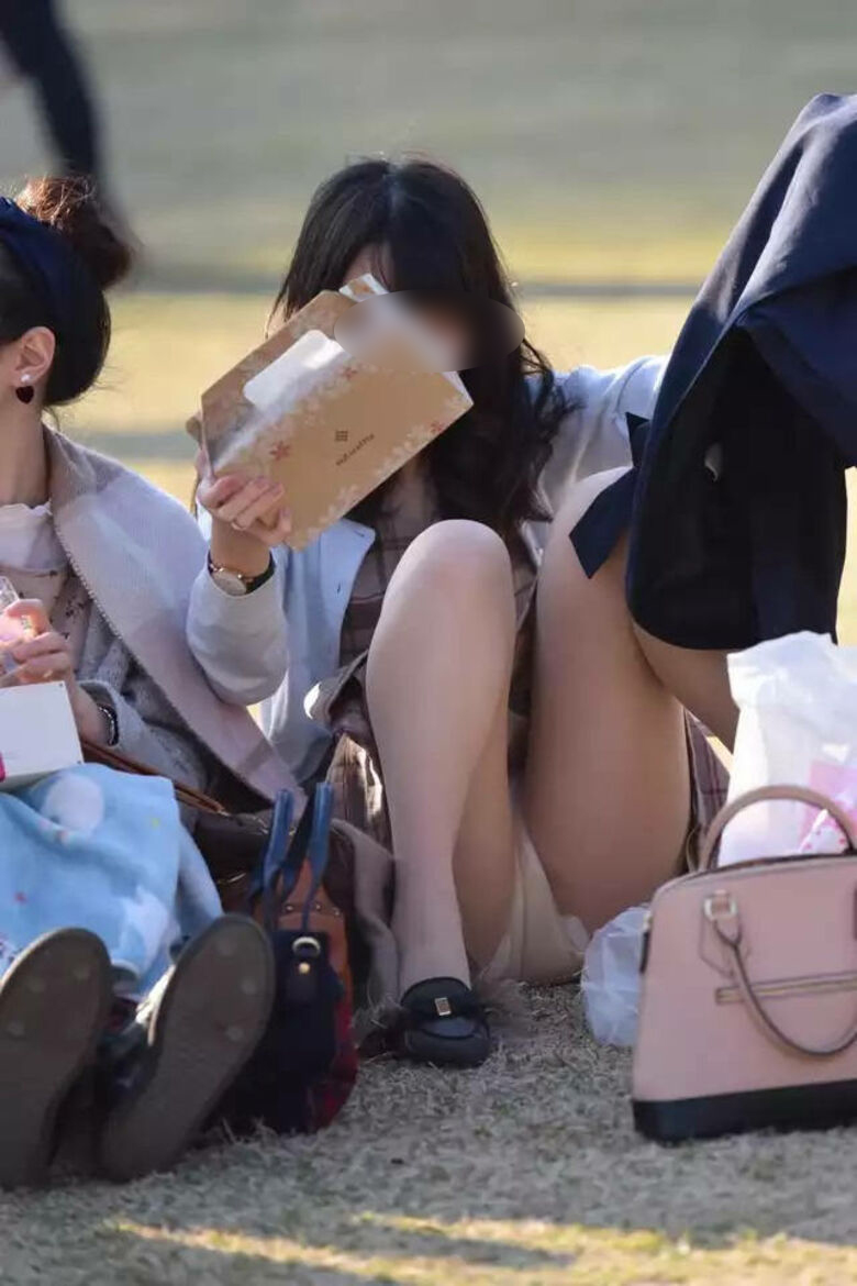 公園 パンチラ盗撮画像!座ったときに見えるパンツがエロいぜ!!032