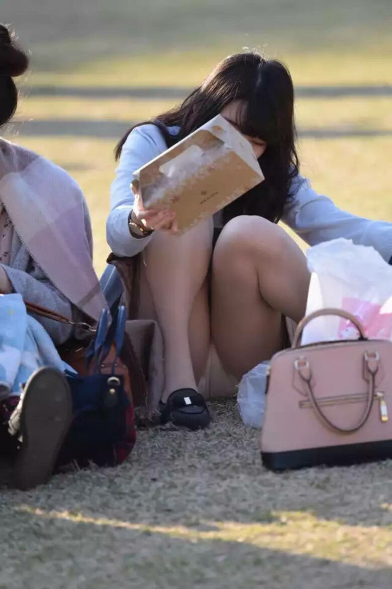 公園 パンチラ盗撮画像!座ったときに見えるパンツがエロいぜ!!033