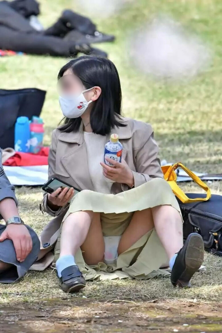 公園 パンチラ盗撮画像!座ったときに見えるパンツがエロいぜ!!039