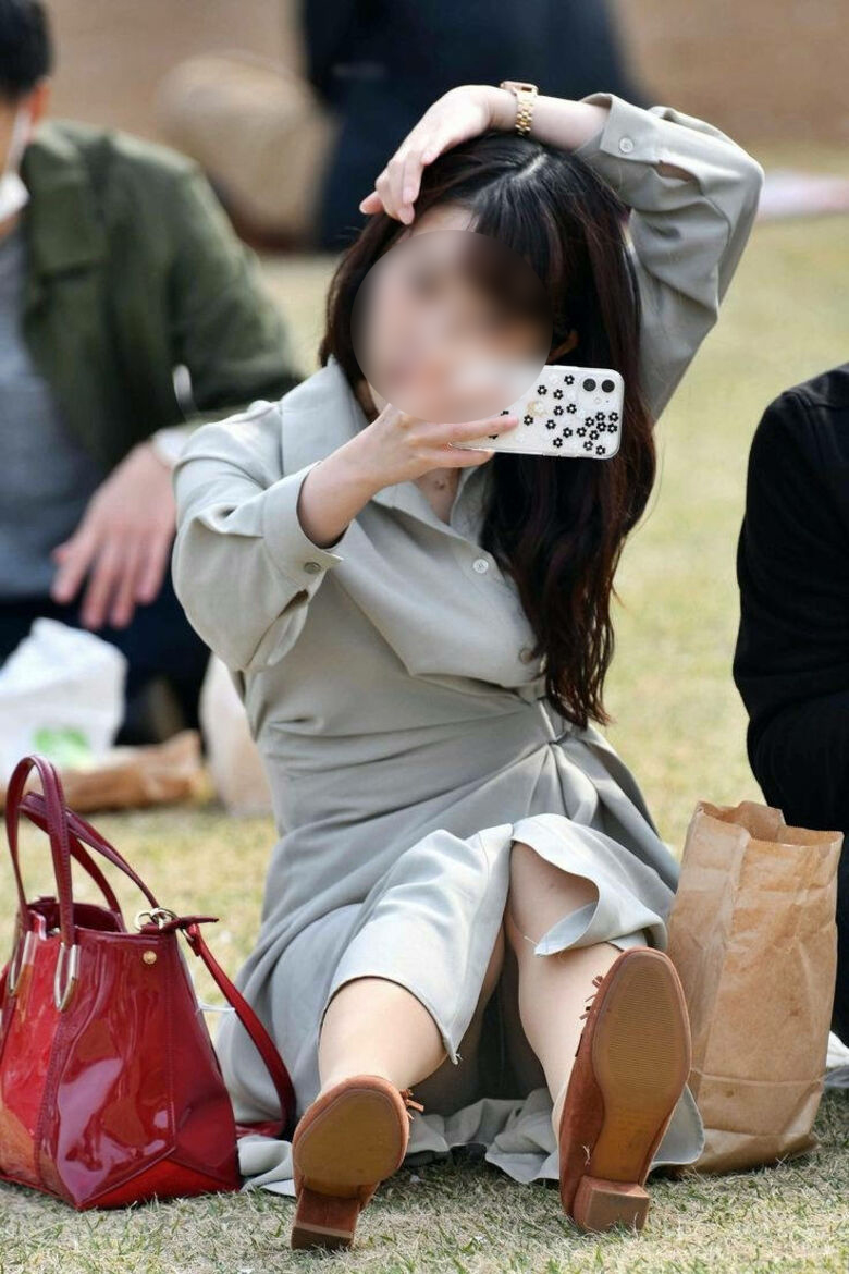 公園 パンチラ盗撮画像!座ったときに見えるパンツがエロいぜ!!043