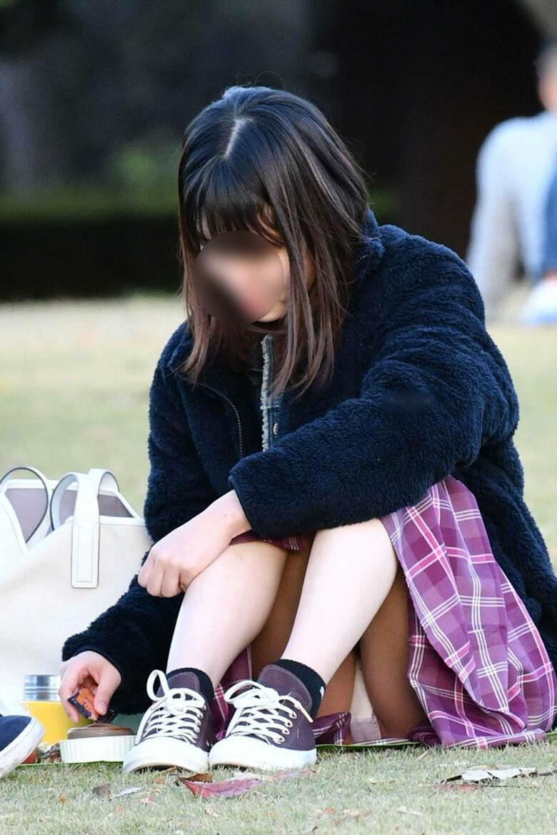 公園 パンチラ盗撮画像!座ったときに見えるパンツがエロいぜ!!044