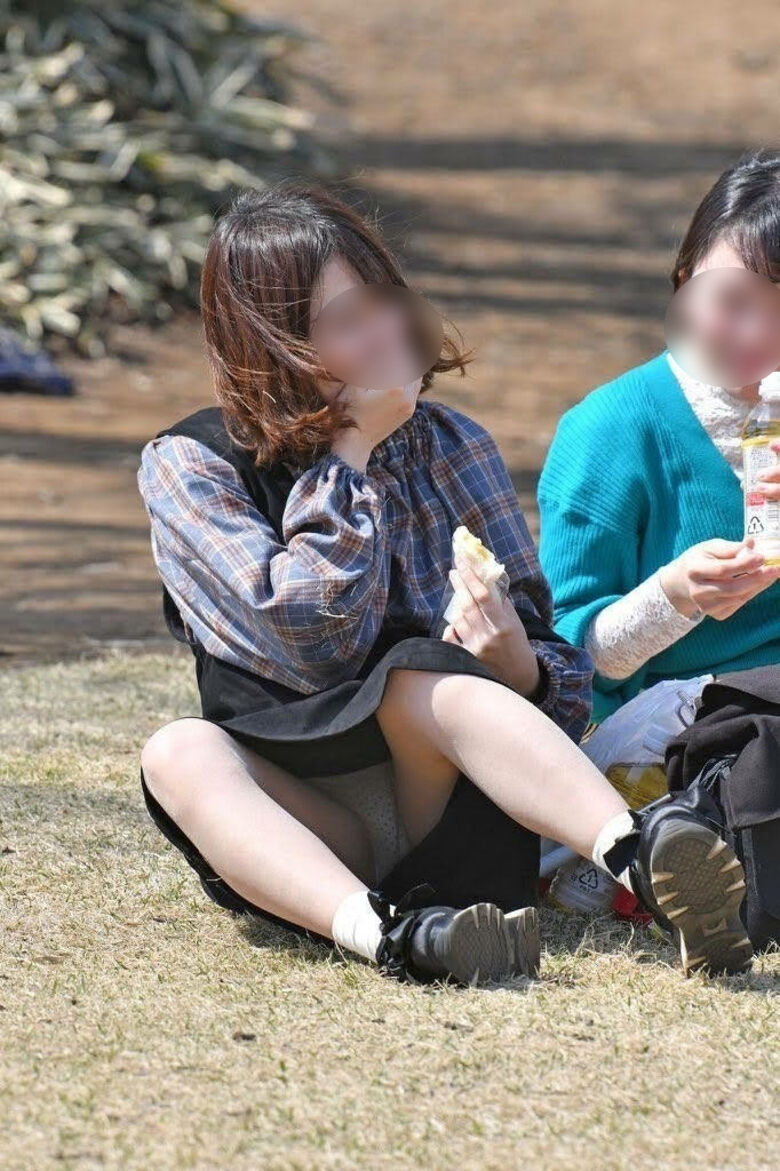 公園 パンチラ盗撮画像!座ったときに見えるパンツがエロいぜ!!058