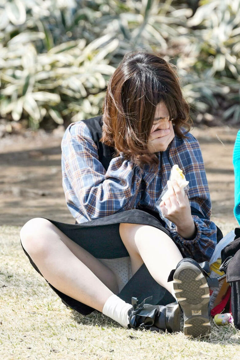 公園 パンチラ盗撮画像!座ったときに見えるパンツがエロいぜ!!059