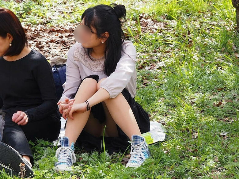 公園 パンチラ盗撮画像!座ったときに見えるパンツがエロいぜ!!064