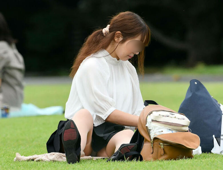 公園 パンチラ盗撮画像!座ったときに見えるパンツがエロいぜ!!065