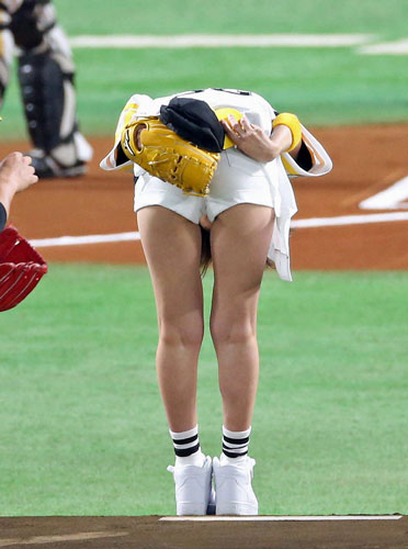 篠田麻里子(29)が球始球式でショーパンから尻肉ハミ出てエロいと話題に001