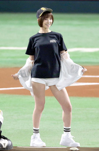 篠田麻里子(29)が球始球式でショーパンから尻肉ハミ出てエロいと話題に002