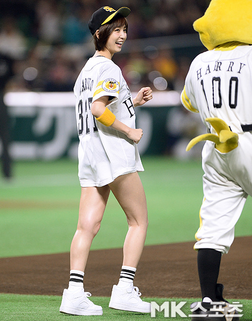 篠田麻里子(29)が球始球式でショーパンから尻肉ハミ出てエロいと話題に003