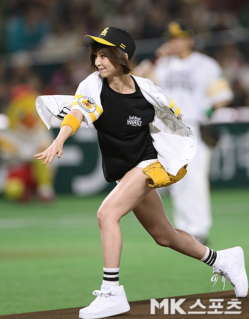 篠田麻里子(29)が球始球式でショーパンから尻肉ハミ出てエロいと話題に008